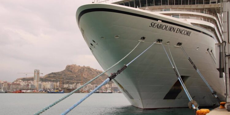 El Puerto de Alicante prevé recibir 232.000 pasajeros de cruceros de lujo con 97 escalas para 2025