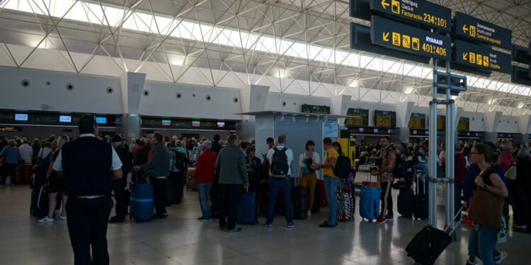 Las agencias de viajes alertan que el registro de viajeros amenaza el turismo en España