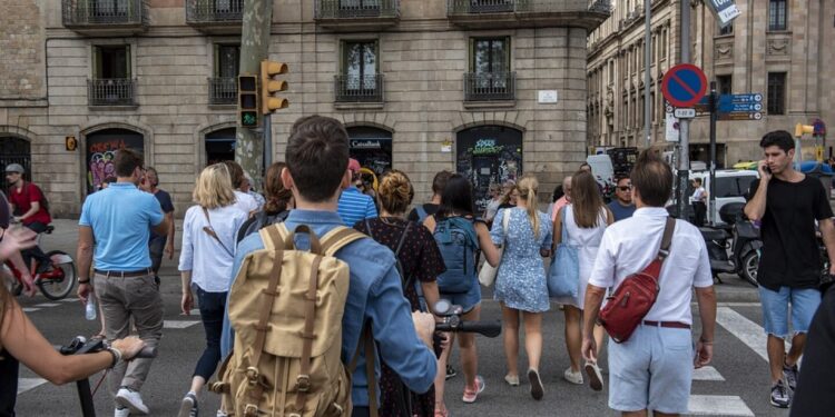 España activa el registro de viajeros en medio de críticas del sector turístico - Última Hora