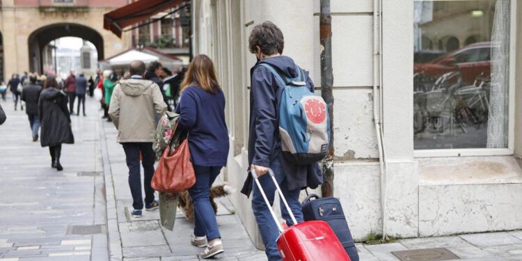 Alojamientos y agencias de viaje de Asturias, contra el nuevo control de viajeros que entra hoy en vigor