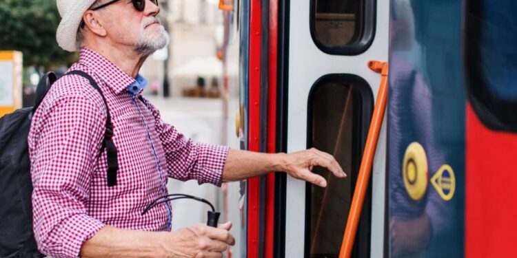 Acciones sencillas para hacer mejores los viajes en autobús para personas ciegas y con discapacidad visual