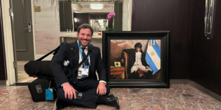 Viajes por el mundo, hoteles cinco estrellas y mucha verborragia: los lujos del "guardián audiovisual" de Javier Milei | Santiago Oría quiere ser el Pino Solanas de la extrema derecha 