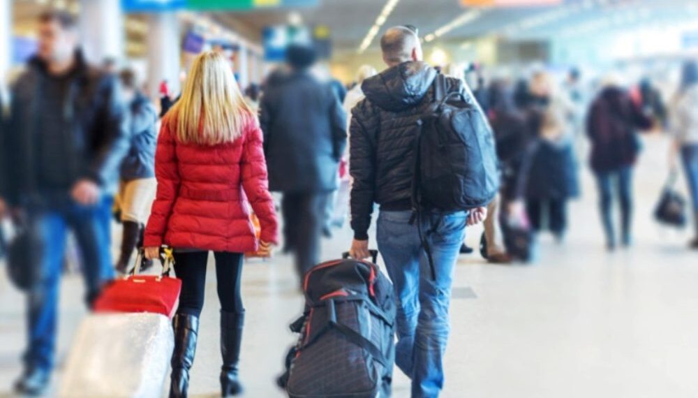 Hoteles y agencias de viaje acusan al ministro Marlaska de convertirles en policías de sus clientes con la gestión del registro de viajeros