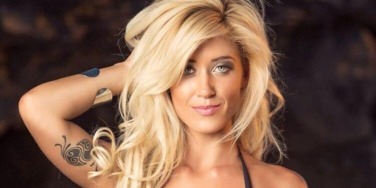 una influencer de viajes es mordida por un tiburón mientras nadaba