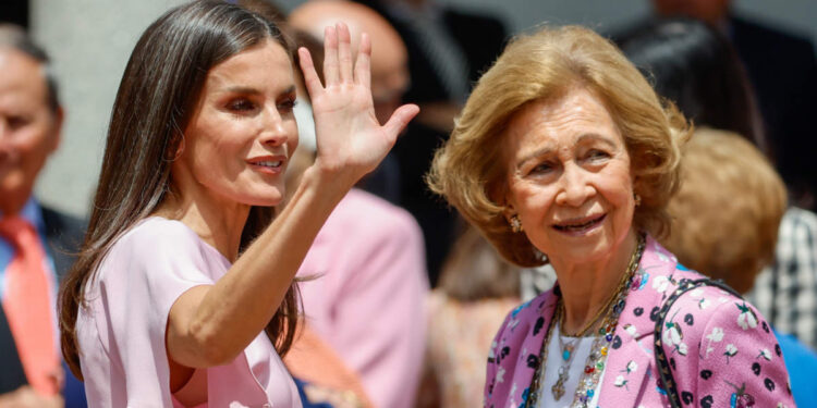La imposición que la reina Letizia conserva de la reina Sofía en sus viajes al extranjero