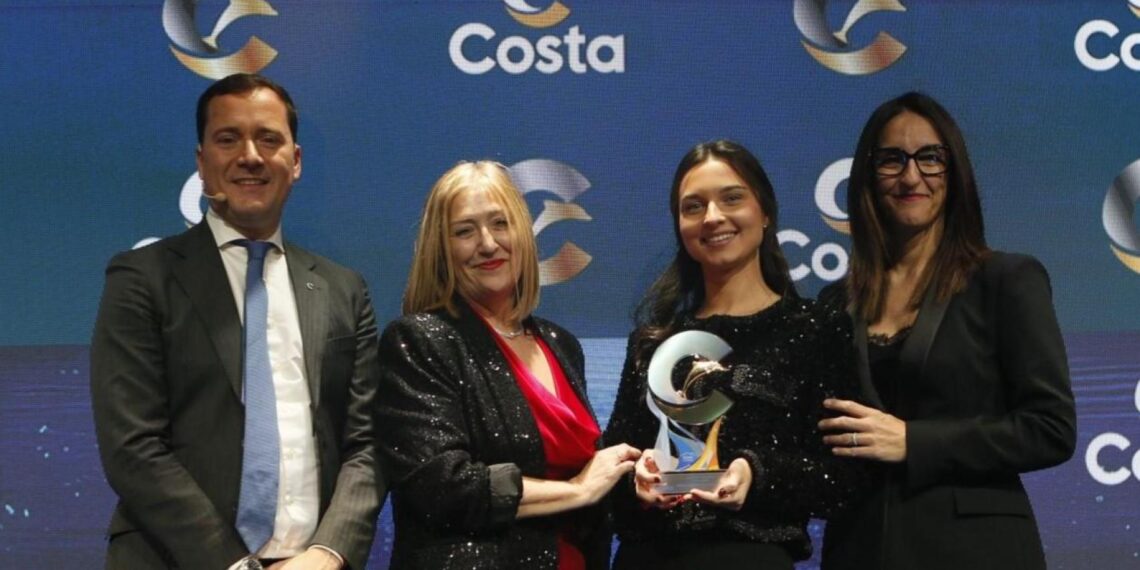 La representante de Viajes Embajador recibiendo el premio