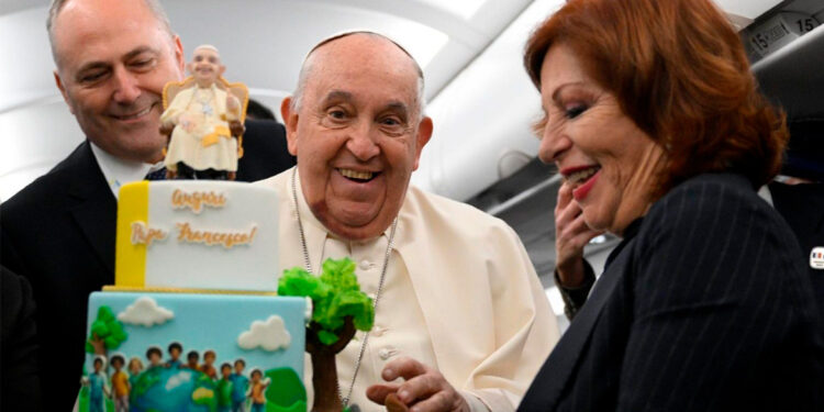 Los 88 años de Fracisco en 8 momentos de su vida y 8 viajes increíbles