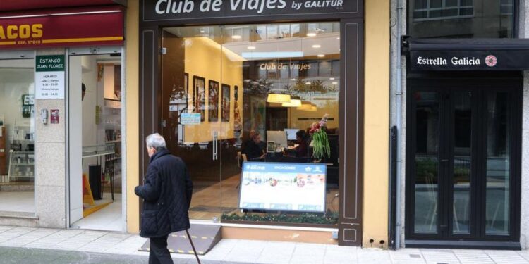 Escaparate del Club de Viajes by Galitur, en Juan Flórez.