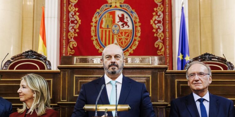 El presidente del Senado, Pedro Rollán (c), interviene durante la jornada de Puertas Abiertas en la Cámara Alta, a 28 de noviembre de 2024, en Madrid (España)