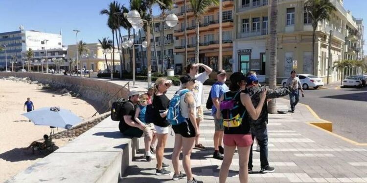 Mazatlán recibe a más de 3 mil 500 cruceristas que dejarán 3.5 millones de pesos - El Sol de Mazatlán