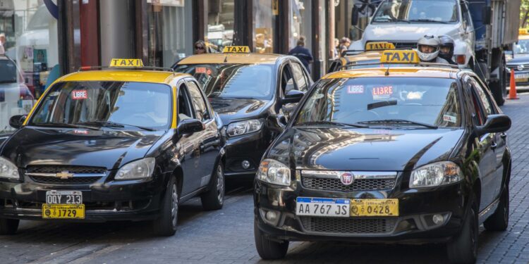 Transporte en las fiestas: promueven el uso de aplicaciones para taxis y remises