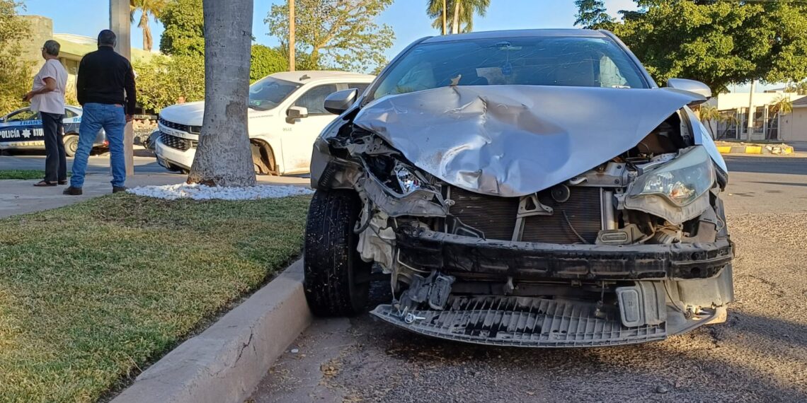 No efectúa alto pick up y choca contra auto en transitado crucero; altos daños