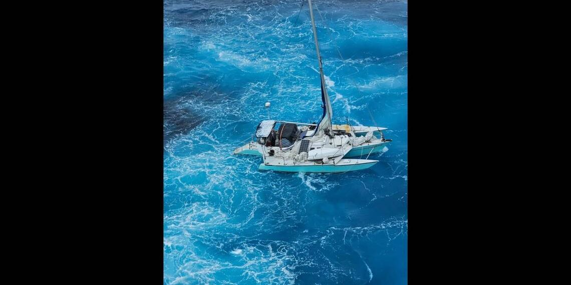 Crucero encuentra por accidente a hombre de 74 años que quedó a la deriva en su bote cerca de Cuba, dijo el el Servicio Guardacostas.