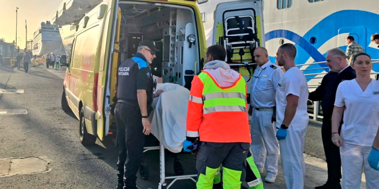 Evacúan de emergencia a una mujer a bordo de un crucero en Canarias