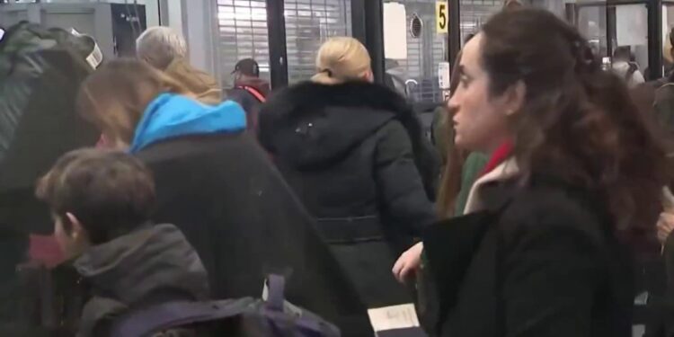 Viajes de regreso luego del fin de semana feriado – Telemundo New York (47)