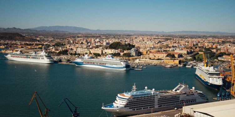 Tres cruceros atracados en el Puerto de Cartagena.