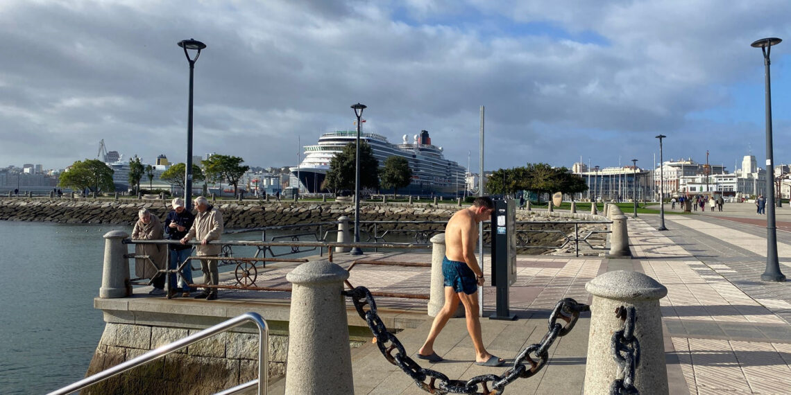 Sol, olas y poco miedo a meterse en el frío mar reciben a dos cruceros este sábado en A Coruña