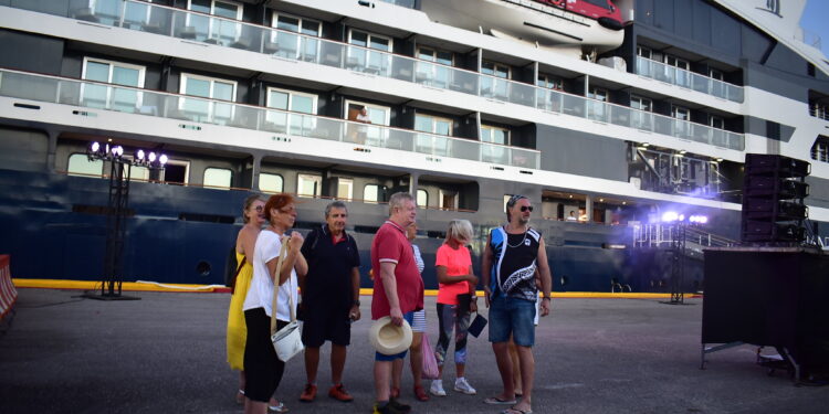 Sheinbaum instruye reunión con navieras para dialogar sobre impuesto a turistas que arriben en cruceros