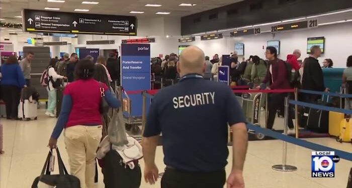 Un día de intensos viajes comienza con dificultades luego de que American Airlines suspendiera brevemente sus vuelos