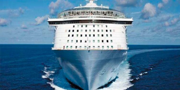 Una mujer invierte una fortuna en un crucero alrededor del mundo y termina expulsada