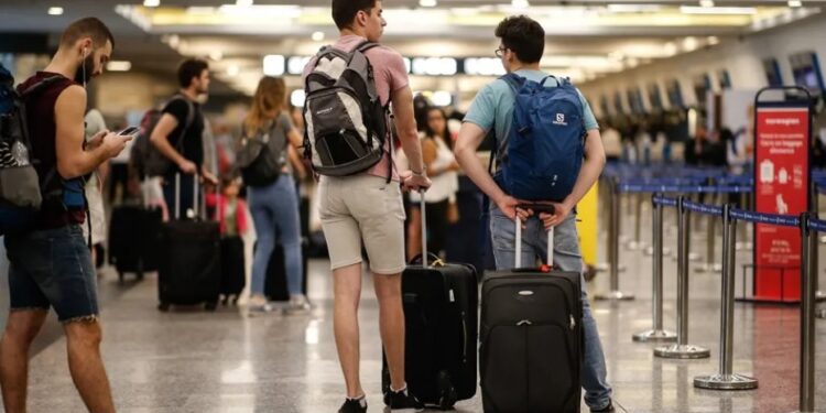 Viajeros con maletas en un aeropuerto. EFE/Juan Ignacio Roncoroni