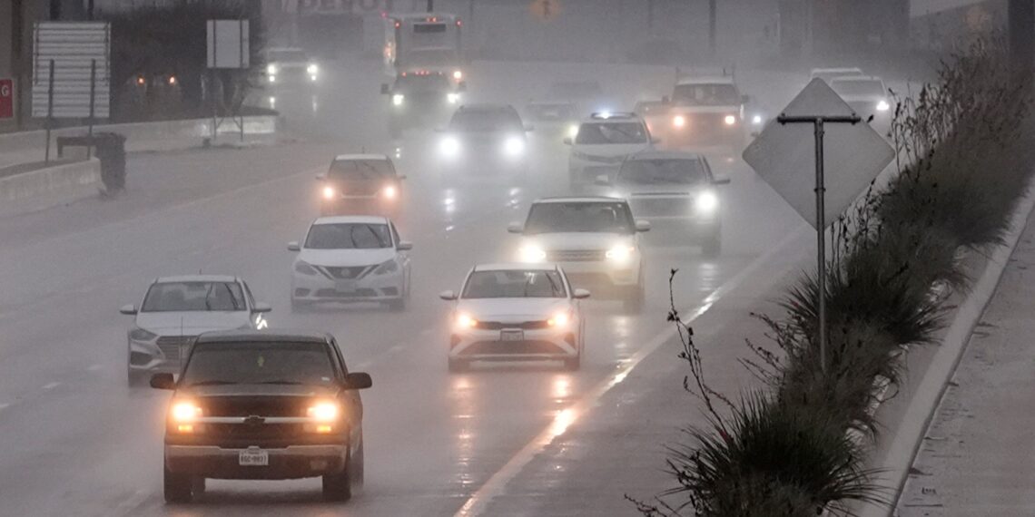 ¿Viajas por Texas? Granizo, vientos y tormentas amenazan la región. (AP Foto/LM Otero)