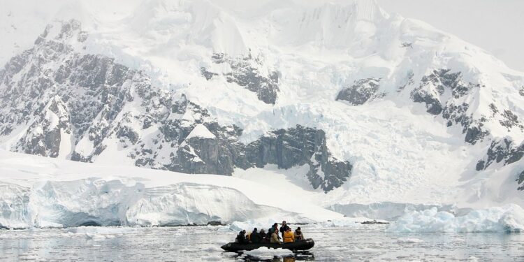 Nieve negra, emisiones y gripe aviar: Los perjuicios medioambientales de los cruceros antárticos
