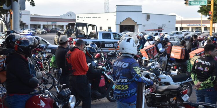 Bloquean cruceros repartidores de Uber y DiDi