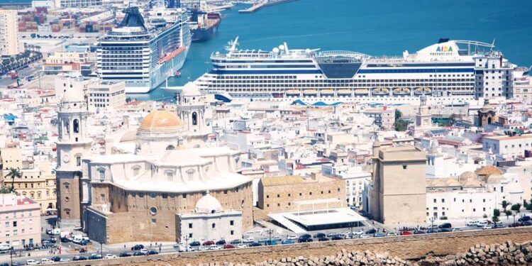 Cerca de 700 mil pasajeros de cruceros visitaron el Puerto de Cádiz en 2024