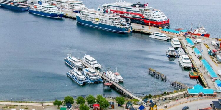 Dos impactantes cruceros arribaron al puerto de Ushuaia