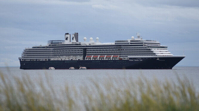 Dos cruceros recalaron en Punta Arenas este fin de semana movilizando a más de 2.000 turistas