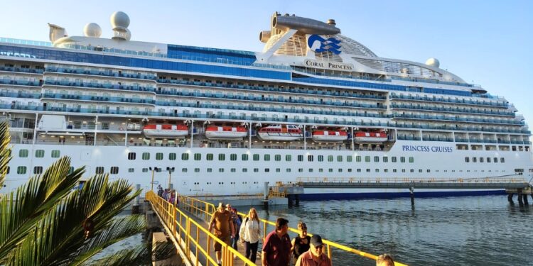 El crucero Coral Princess llegó a Guatemala con más de mil pasajeros, enero 2025