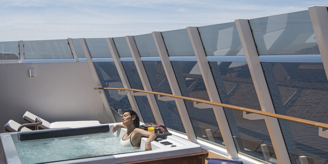 Un barco dentro de un barco: cómo es la experiencia de viajar en crucero con lujo y exclusividad desde Uruguay