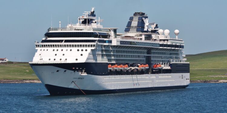 El crucero 'Celebrity Infinity' con 2.083 pasajeros llegará a Cádiz este jueves ·