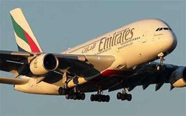 Emirates estrena nuevo y elegante uniforme para su equipo de élite de Servicios a Pasajeros Premium y VIP