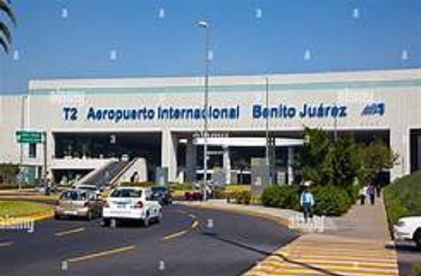 Denuncian que nadie detiene la corrupción del director de Asuntos Jurídicos del Aeropuerto en la CDMX.
