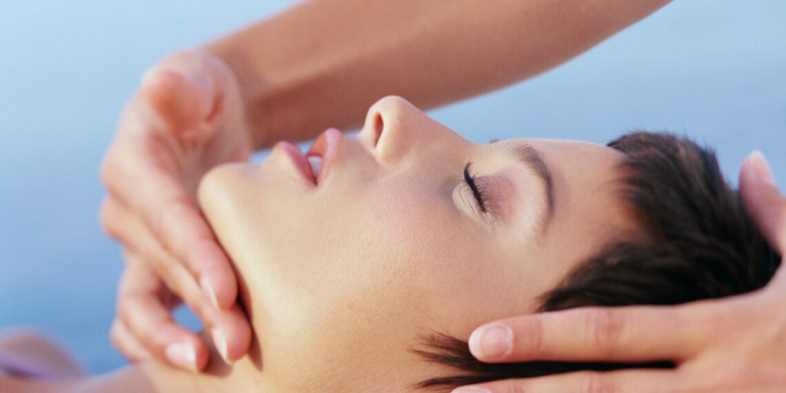5 Easy Ways To Depuff Your Face