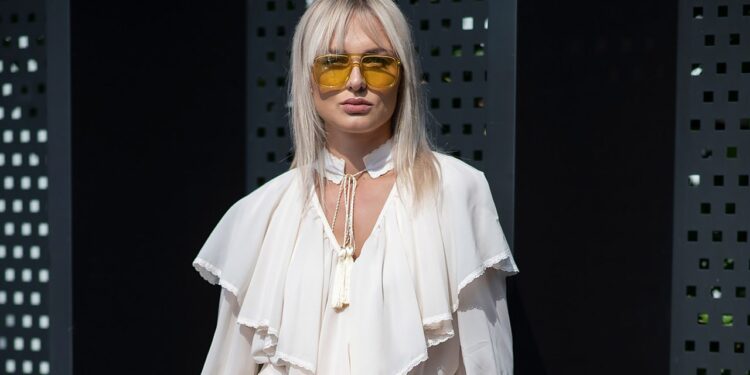 6 ideas de looks para llevar blusas largas boho con pantalones y faldas en Primavera-Verano 2025