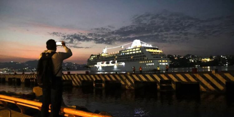 Llega al puerto de Acapulco el primer crucero del 2025, MS Náutica con más mil personas a bordo