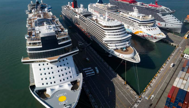 Llegan a Cartagena 4 gigantes cruceros