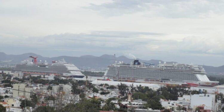 Arriban a Mazatlán los cruceros Norwegian Joy y Carnival Panorama con más de 8 mil turistas