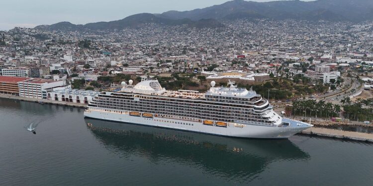 Arriba crucero Sevens Seas Grandeu al puerto de Acapulco - El Sol de Acapulco