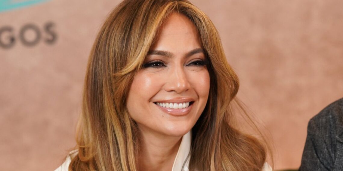 Jennifer Lopez luce botines de tacón de cuña que regresan de los 2000, y enseña cómo llevarlos desde el Festival de Sundance