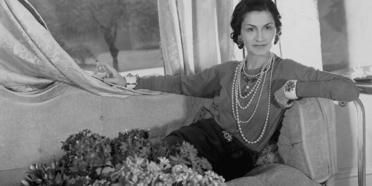 Coco Chanel tenía 5 trucos de estilo para vestir elegante donde sea