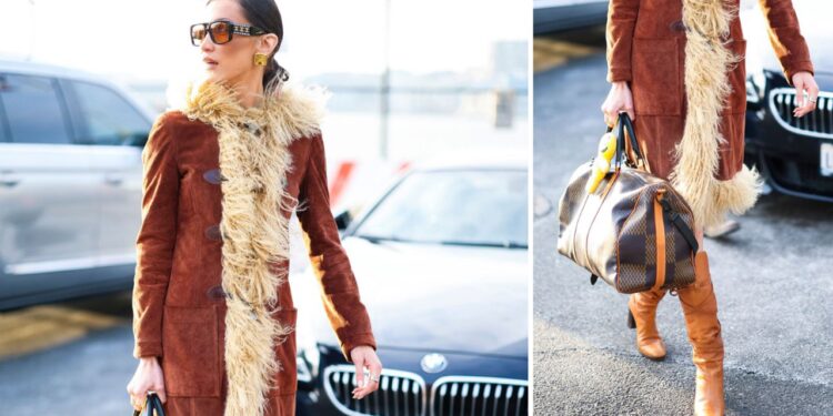 Cómo llevar abrigo boho con botas altas color caramelo como Bella Hadid en febrero 2025