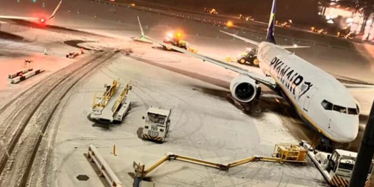 Clima del Reino Unido EN VIVO: Actualizaciones hora a hora a medida que la nieve cierra el aeropuerto de Manchester y causa caos en los viajes en las carreteras de Gran Bretaña, en medio de advertencias, hay más por venir