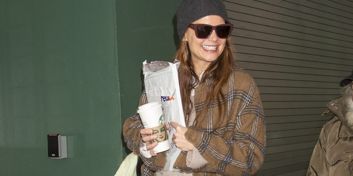 Katie Holmes tiene una idea para que lleves los baggy jeans de tu novio con tenis