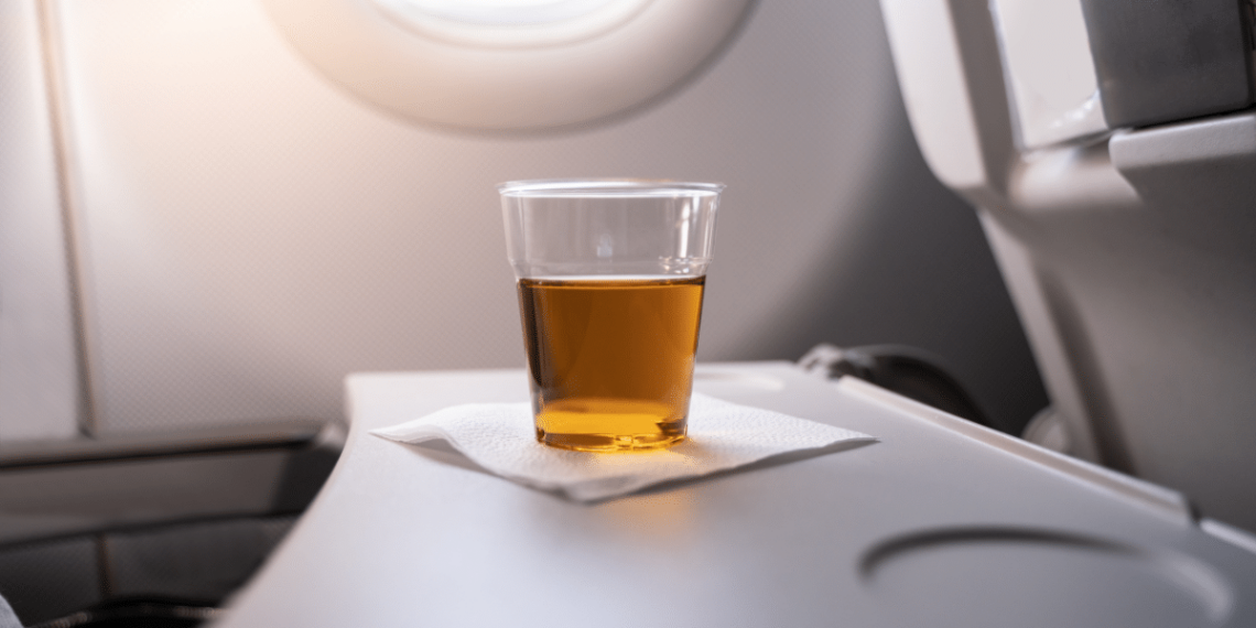 Alcohol y viajes en avión: lo que pagarás si te emborrachas, y lo que puedes reclamar en el caso de ser uno de los afectados