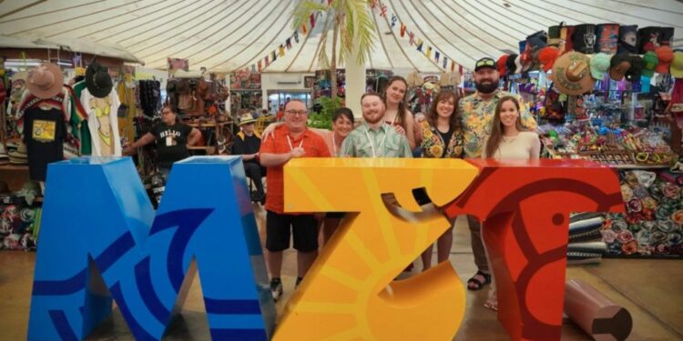 Cruceristas llenan de alegría a Mazatlán