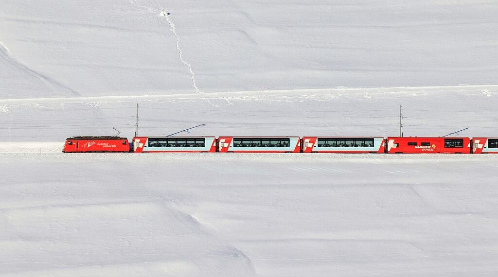 El Glaciar Express es uno de los viajes en tren más emblemáticos de Europa.